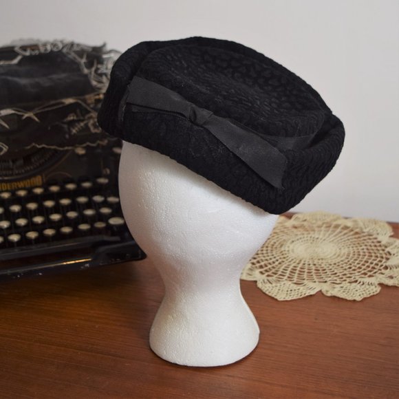 1950s 1960s "L.T." Black Felt Pillbox Hat - Picture 7 of 8
